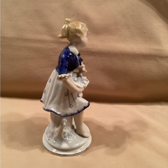 Porcelain figurine lady with berries. 7“ x 3“ blue and white. - Picture 7 of 11